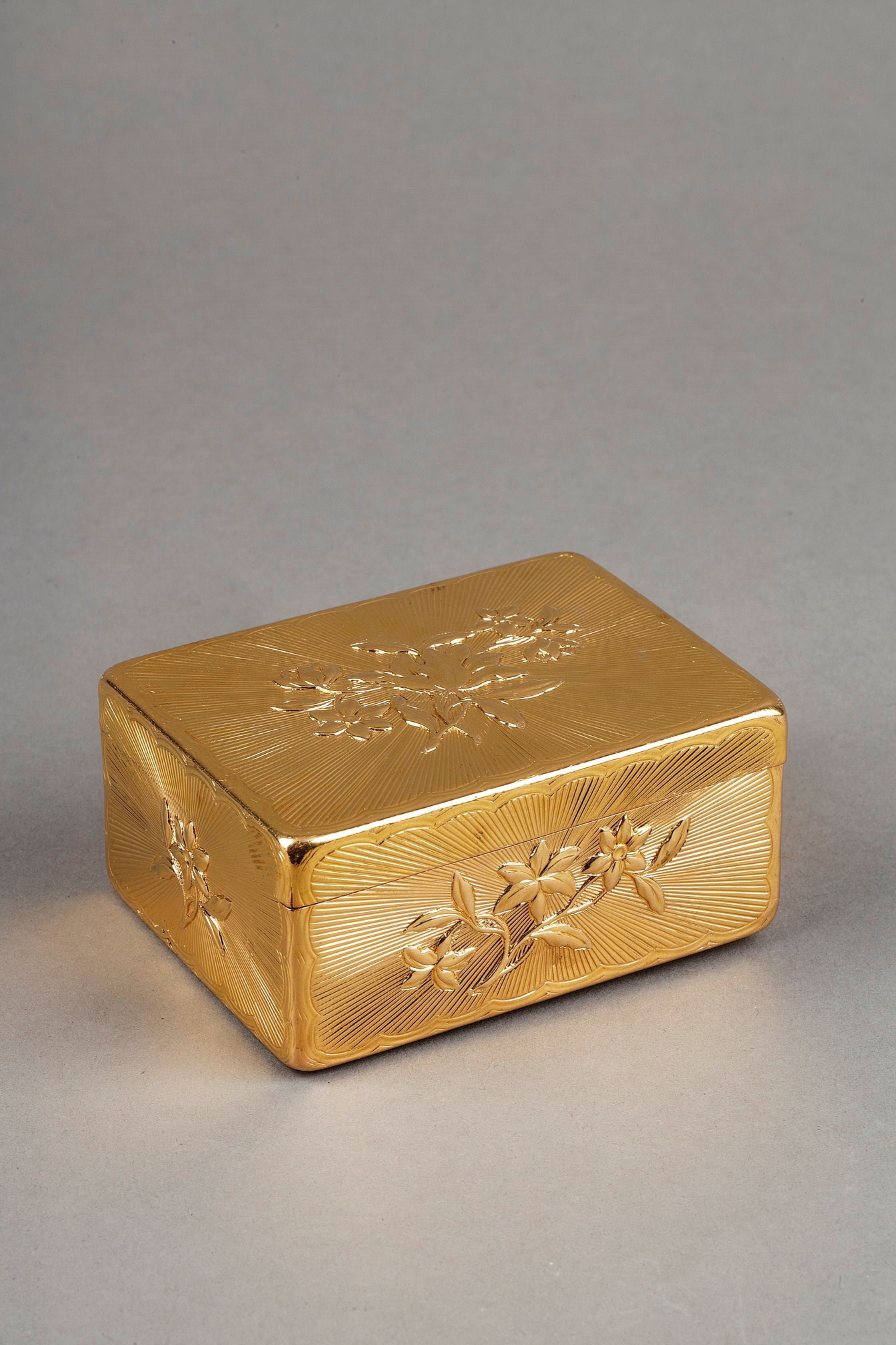 Louis XV rectangular gold snuffbox by Julien Berthe